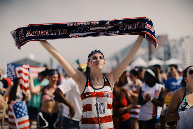 Những cổ động viên nữ quyến rũ nhất của loạt trận đêm qua ảnh 2