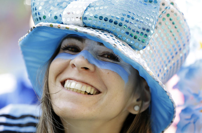 Những cổ động viên nữ quyến rũ nhất của loạt trận đêm qua ảnh 10