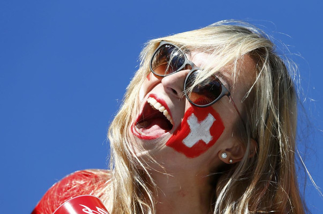 Những cổ động viên nữ quyến rũ nhất của loạt trận đêm qua ảnh 11