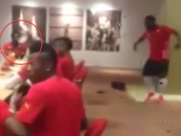 Cầu thủ Ghana lại gây sốc khi hút shisha ngay trong phòng ăn ảnh 1