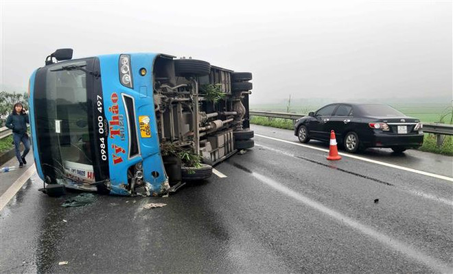 Xe khách bị lật trên cao tốc Nội Bài-Lào Cai, 1 người bị thương ảnh 1