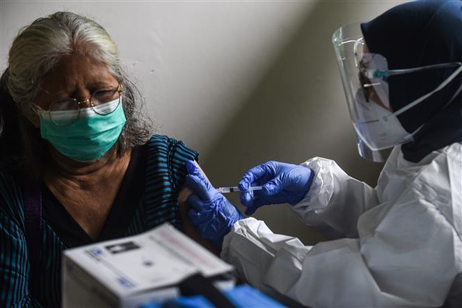 Indonesia đặt mục tiêu mỗi ngày tiêm chủng 1 triệu người ảnh 1