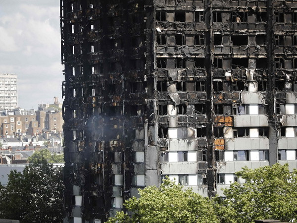 Nhiều người dân sống trong chung cư ở London phải sơ tán vì lo cháy nổ ảnh 1