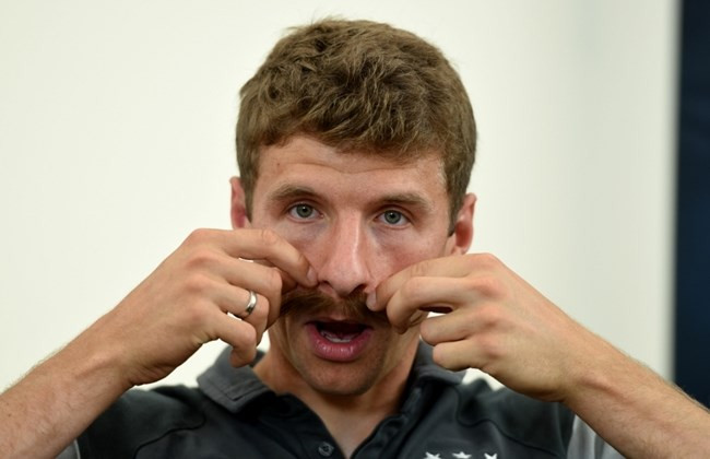 Thomas Mueller đeo bộ ria mép giả trong cuộc trả lời phỏng vấn gần đây. (Nguồn: AFP) EURO 2016: Thomas Mueller, "sát thủ khiêm tốn" trên sân cỏ ảnh 1