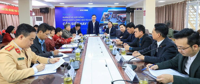 Các khách mời tham gia buổi Toạ đàm “Quản lý xe hợp đồng nâng chất lượng vận tải khách: Cần siết hay mở" do Báo Giao thông tổ chức vào chiều 18/12. (Ảnh: Việt Hùng/Vietnam+) vnp-toa-dam-xe-hop-dong-353.jpg