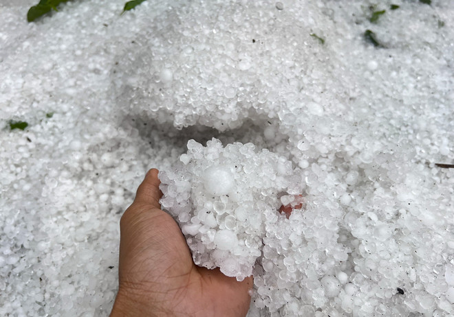 Điện Biên: Mưa đá khiến nhiều khu vực bị phủ lớp đá dày trắng xóa ảnh 1