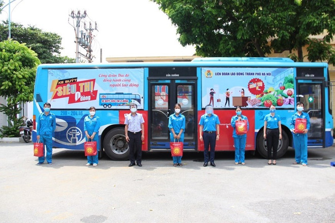 Lãnh đạo tổ chức Công đoàn Thủ đô trao quà hỗ trợ khó khăn cho công nhân Công ty TNHH Một thành viên Nước sạch Hà Đông. (Ảnh: TTXVN phát) Thủ đô những ngày giãn cách: Ấm áp những tấm lòng thiện nguyện ảnh 2