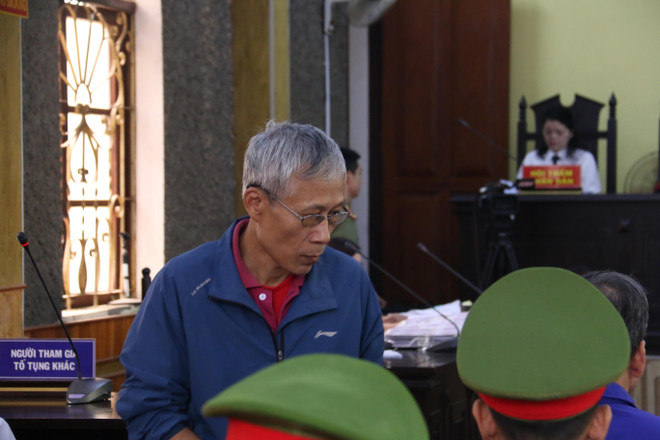 Bị cáo Đỗ Khắc Hưng, nguyên cán bộ Phòng An ninh chính trị nội bộ, Công an tỉnh Sơn La tại phiên tòa. (Ảnh: Hữu Quyết/TTXVN) Vụ án gian lận điểm thi tại Sơn La: Tòa trả hồ sơ để điều tra bổ sung ảnh 1
