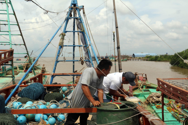 Lắp đặt hệ thống định vị tàu cá cho ngư dân huyện Ba Tri, Bến Tre. (Ảnh: Trần Thị Thu Hiền/TTXVN) Ứng dụng GPS và GIS trong quản lý đội tàu khai thác hải sản xa bờ ảnh 1