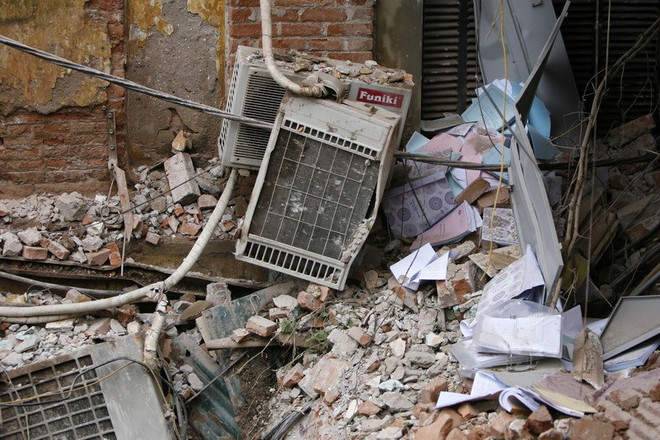 Lãnh đạo thăm hỏi, hỗ trợ các gia đình nạn nhân sau vụ sập nhà ảnh 1