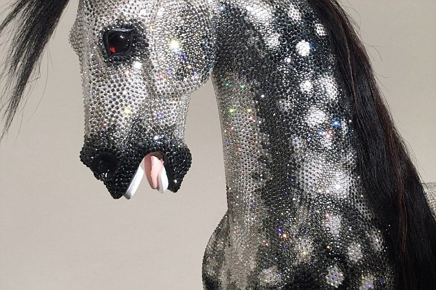 Choáng váng với con ngựa bập bênh đính pha lê đắt nhất thế giới ảnh 2