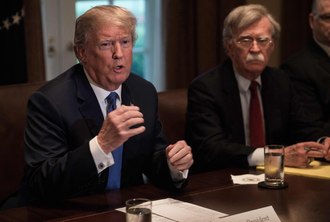 Tổng thống Mỹ Donald Trump (trái) lần đầu tiên tiếng về việc sa thải ông John Bolton. (Ảnh: AFP/TTXVN) Tổng thống Mỹ lên tiếng về việc sa thải Cố vấn An ninh quốc gia Bolton ảnh 1