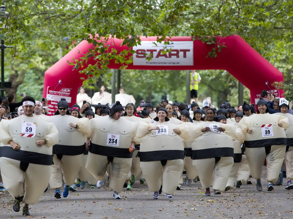 [Photo] Mặc trang phục sumo chạy bộ để quyên tiền từ thiện ảnh 1