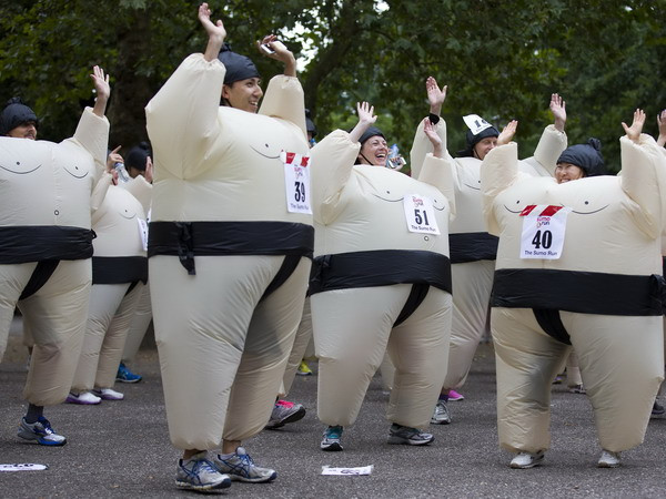 [Photo] Mặc trang phục sumo chạy bộ để quyên tiền từ thiện ảnh 2