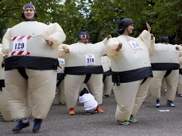[Photo] Mặc trang phục sumo chạy bộ để quyên tiền từ thiện ảnh 3