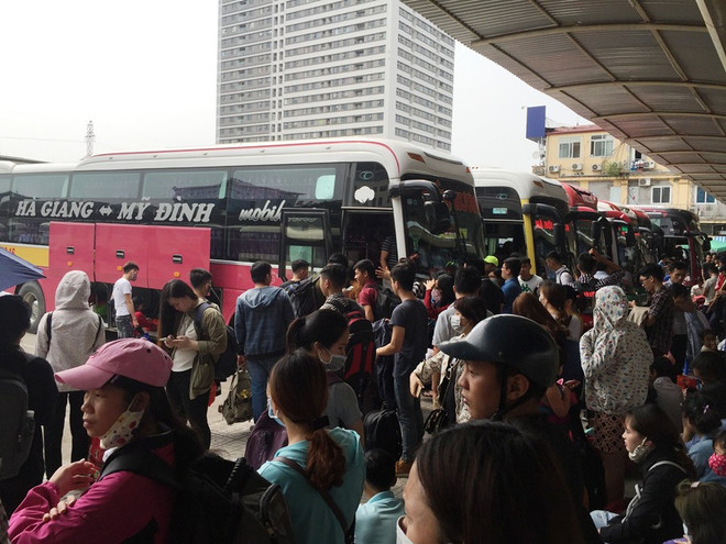 Nhiều tuyến đường ùn tắc, "bến xe ngộp thở” trong dịp nghỉ lễ 30/4 ảnh 1