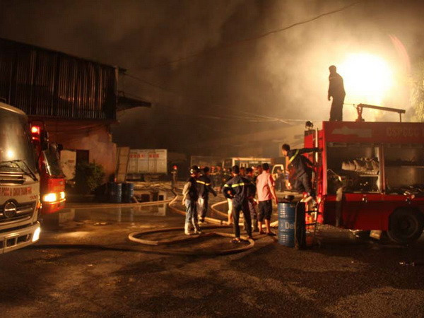 Cháy kho bãi, nhiều hàng hóa, máy móc và 2 ôtô bị thiêu rụi ảnh 1