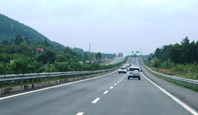 Phương tiện lưu thông trên tuyến cao tốc Nội Bài-Lào Cai. (Ảnh: Việt Hùng/Vietnam+) Cao tốc Bắc-Nam: Nhà đầu tư trong nước yếu thế so với nước ngoài? ảnh 1