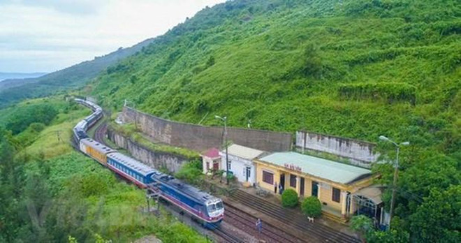 Ngành đường sắt cũng chỉ duy trì 2 đôi tàu chạy Bắc-Nam trong dịch COVID-19. (Ảnh: Minh Sơn/Vietnam+) Đường sắt tăng thêm đôi tàu khách Hà Nội-Thành phố Hồ Chí Minh ảnh 1
