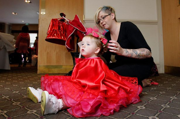 Bé gái mới 19 tháng tuổi đã tham dự cuộc thi sắc đẹp nhí ở Anh ảnh 1