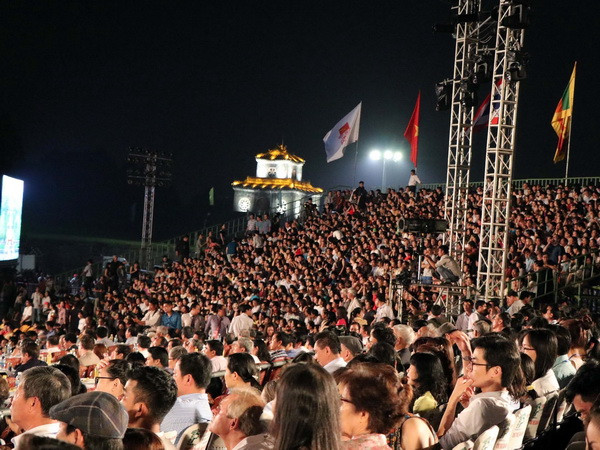 Hàng vạn người dân và du khách dự lễ bế mạc Festival Huế 2018 ảnh 1