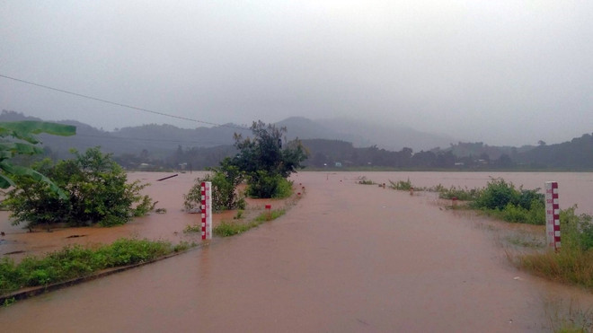 Nước lũ dâng cao tại khu vực cầu tràn Đăk Wet (xã Đăk Pxi, huyện Đăk Hà, tỉnh Kon Tum). (Ảnh: TTXVN phát) Tập trung ứng phó mưa lũ tại khu vực Trung Bộ và Tây Nguyên ảnh 1
