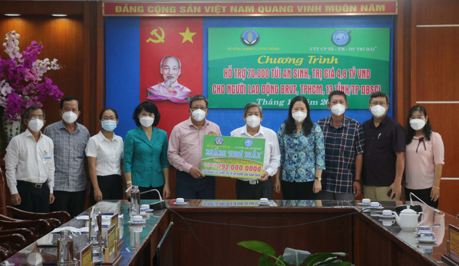 An Giang: Trao tặng 12.000 túi quà an sinh cho lao động về quê ảnh 1