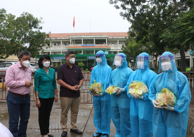 An Giang: Trao tặng 12.000 túi quà an sinh cho lao động về quê ảnh 2