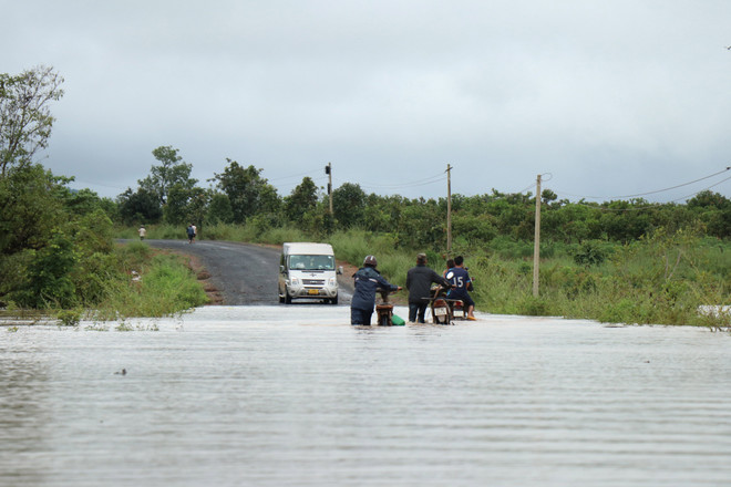 Mưa lũ lớn gây ngập úng và sạt lở đất tại nhiều địa phương ảnh 4