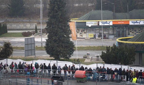 Ùn tắc tại biên giới khu vực Schengen do quy định mới về an ninh ảnh 1