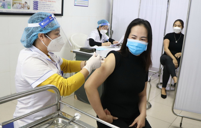 Nhân viên y tế tiêm vaccine ngừa COVID-19 cho người dân. (Ảnh: Trung Kiên/TTXVN) Công điện về thần tốc tiêm vaccine, đẩy mạnh các biện pháp phòng dịch ảnh 1