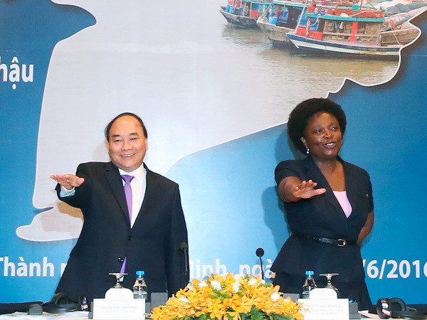 Thủ tướng Nguyễn Xuân Phúc và các đại biểu hưởng ứng chung tay "Vì Đồng bằng sông Cửu Long thịnh vượng và thích ứng với khí hậu”. (Ảnh: Thống Nhất/TTXVN) Thủ tướng Nguyễn Xuân Phúc dự Diễn đàn Đồng bằng sông Cửu Long ảnh 1