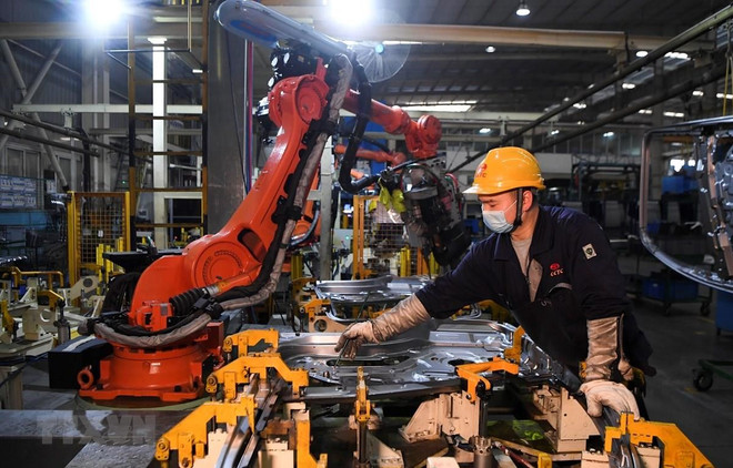 Công nhân làm việc bên trong một nhà máy ở Du Bắc, tỉnh Trùng Khánh, Trung Quốc. (Ảnh: THX/TTXVN) Hoạt động ngoại thương của Trung Quốc khả quan hơn dự báo ảnh 1