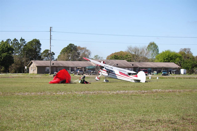 Tai nạn hy hữu: Máy bay rơi vì đâm phải VĐV nhảy dù ảnh 11
