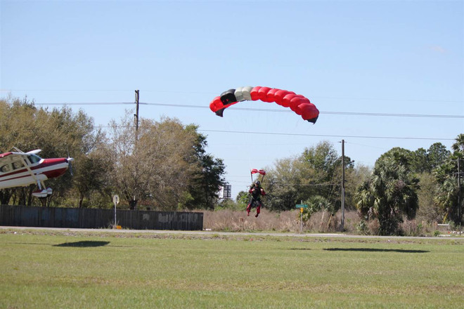 Tai nạn hy hữu: Máy bay rơi vì đâm phải VĐV nhảy dù ảnh 2