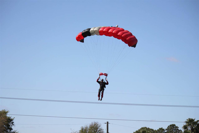Tai nạn hy hữu: Máy bay rơi vì đâm phải VĐV nhảy dù ảnh 1
