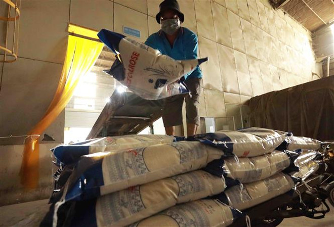 Sản phẩm gạo xuất khẩu của Công ty CP Nông sản VINACAM ở phường Thới Thuận, quận Thốt Nốt, thành phố Cần Thơ. (Ảnh: Vũ Sinh/TTXVN) Thị trường nông sản tuần qua: Giá các loại lúa không nhiều biến động ảnh 1