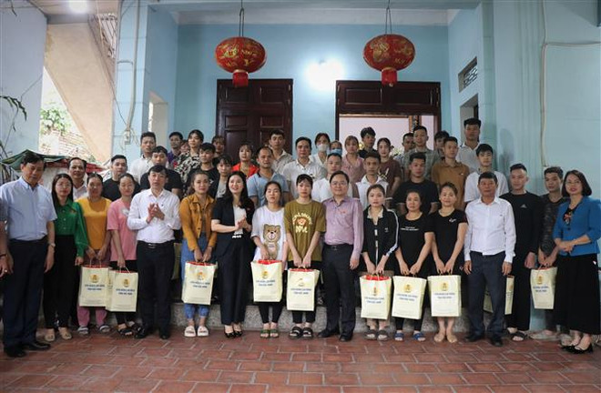 Bí thư Tỉnh ủy Bắc Ninh Nguyễn Anh Tuấn cùng các đại biểu tặng quà cho công nhân, người lao động tại khu Lãm Làng, phường Vân Dương, tỉnh Bắc Ninh. (Ảnh: Thanh Thương/TTXVN) Cử tri Bắc Ninh kiến nghị các chính sách về bảo đảm việc làm và nhà ở ảnh 2