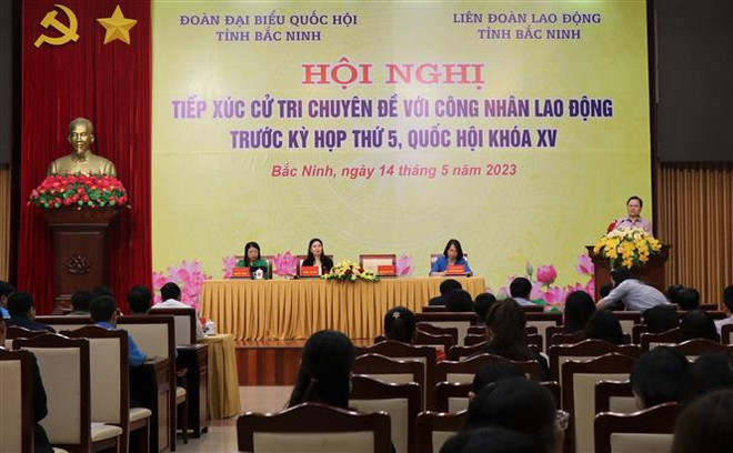 Toàn ảnh Hội nghị. (Ảnh: Thái Hùng/TTXVN) Cử tri Bắc Ninh kiến nghị các chính sách về bảo đảm việc làm và nhà ở ảnh 1