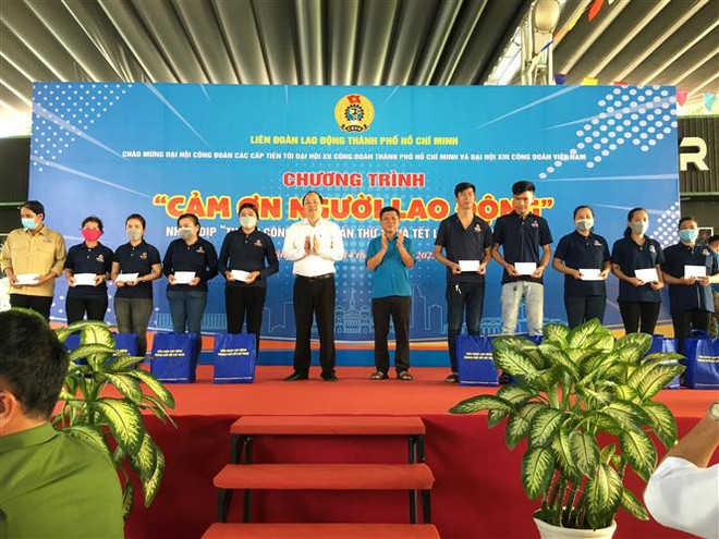 TP.HCM trao 10.000 phần quà thiết thực tôn vinh giá trị người lao động ảnh 1