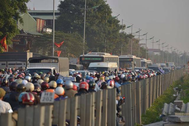 Người dân ùn ùn kéo về thủ đô, nạn "bán" khách vẫn hoành hành ảnh 1