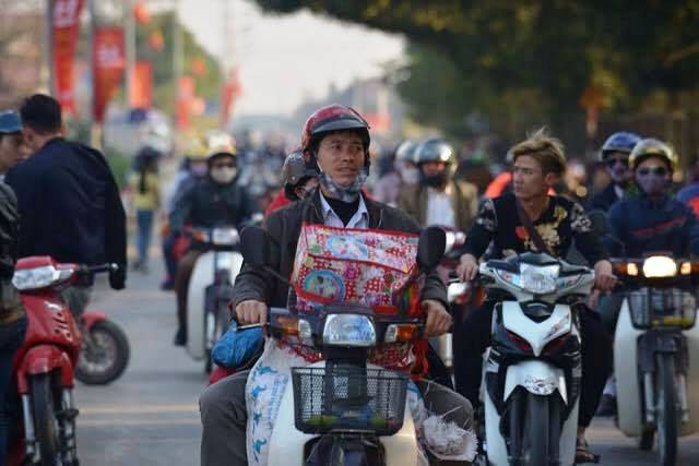 Người dân ùn ùn kéo về thủ đô, nạn "bán" khách vẫn hoành hành ảnh 4