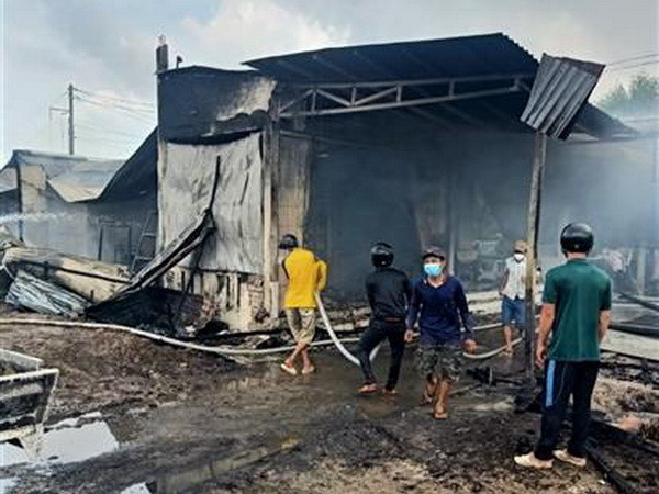 Xe chở dầu bất ngờ bốc cháy, 4 căn nhà bị thiêu rụi hoàn toàn ảnh 1