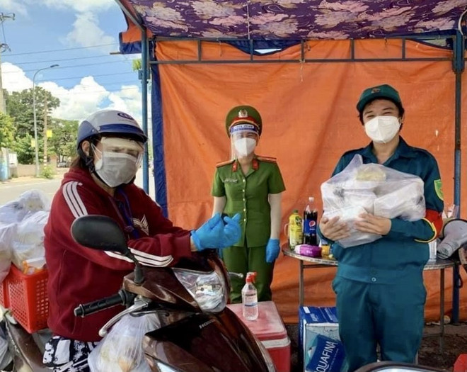 Đại diện Bếp cơm Trương Hải trao các suất ăn miễn phí cho lực lượng tuyến đầu chống dịch làm nhiệm vụ tại thành phố Thủ Đức (Thành phố Hồ Chí Minh). (Ảnh: Hồng Giang/TTXVN) Sức dân ở tâm dịch TP.HCM: Chuyện “0 đồng” và nghĩa tình giữa mùa dịch ảnh 2