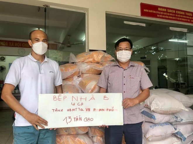 Đại diện nhóm Bếp từ thiện Nhà B ủng hộ thực phẩm đến Ủy ban Mặt trận Tổ quốc Việt Nam phường An Phú (thành phố Thủ Đức, Thành phố Hồ Chí Minh). (Ảnh: Hồng Giang/TTXVN) Sức dân ở tâm dịch TP.HCM: Chuyện “0 đồng” và nghĩa tình giữa mùa dịch ảnh 1