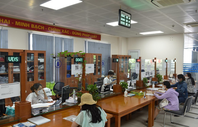 Cơ quan bảo hiểm xã hội tiếp nhận hồ sơ giải quyết các chế độ bảo hiểm. (Ảnh: PV/Vietnam+) Hà Nội: Nhiều lao động nghỉ việc do dịch bệnh vẫn tham gia BHXH ảnh 1