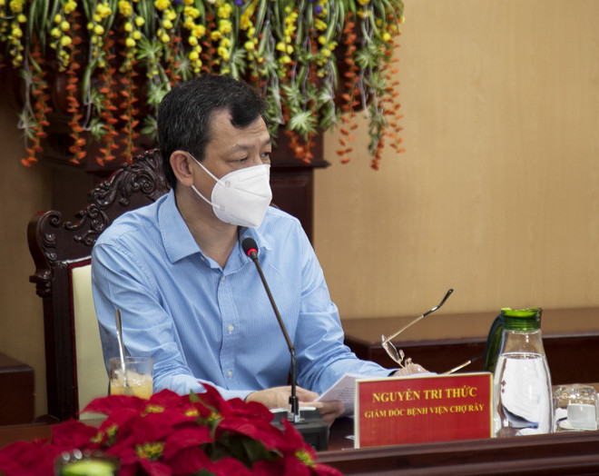 Giám đốc Bệnh viện Chợ Rẫy Nguyễn Tri Thức hỗ trợ tư vấn tại buổi làm việc. (Ảnh: Hồng Đạt/TTXVN) Bệnh viện Chợ Rẫy hỗ trợ chống dịch và điều trị COVID-19 ở Kiên Giang ảnh 1