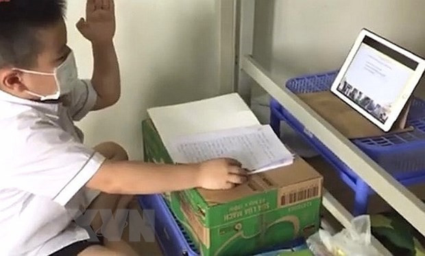 Học sinh Đà Nẵng sẽ học chương trình mới bằng hình thức trực tuyến. (Ảnh: TTXVN phát) Tăng điều kiện bảo đảm thực hiện Kế hoạch năm học 2021-2022 hiệu quả ảnh 1