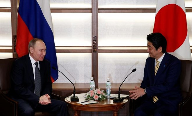 Tổng thống Nga Vladimir Putin (trái) và Thủ tướng Nhật Bản Shinzo Abe tại cuộc hội đàm. (Nguồn: Reuters) Lãnh đạo Nga-Nhật thảo luận về khả năng ký hiệp ước hòa bình ảnh 1