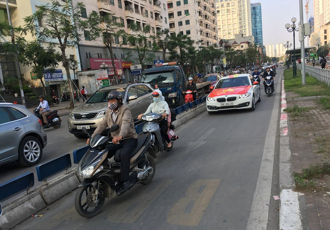 Xe máy, ôtô thản nhiên nối đuôi chiếm ‘lãnh địa” buýt nhanh BRT ảnh 6